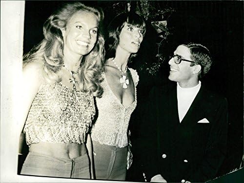 צילום וינטג 'של אלכסנדר סוקרטס אונאסיס עם שתי נשים. פוטו צולם ב- 11 בספטמבר 1972